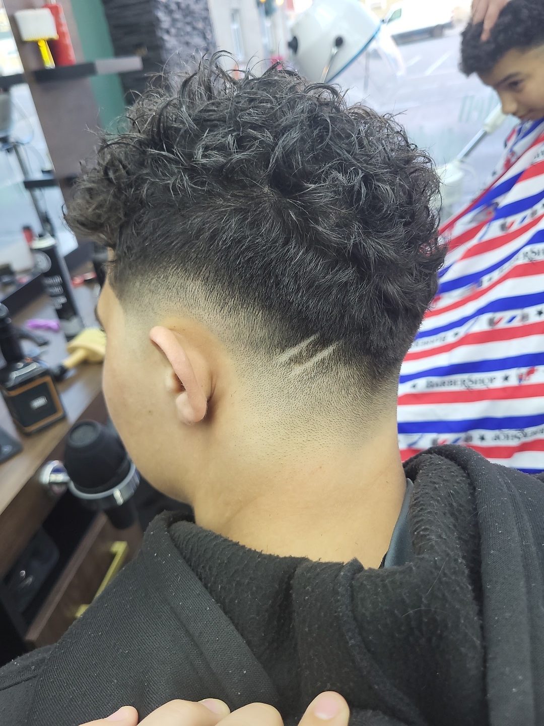 Locken mit Fade und Linie